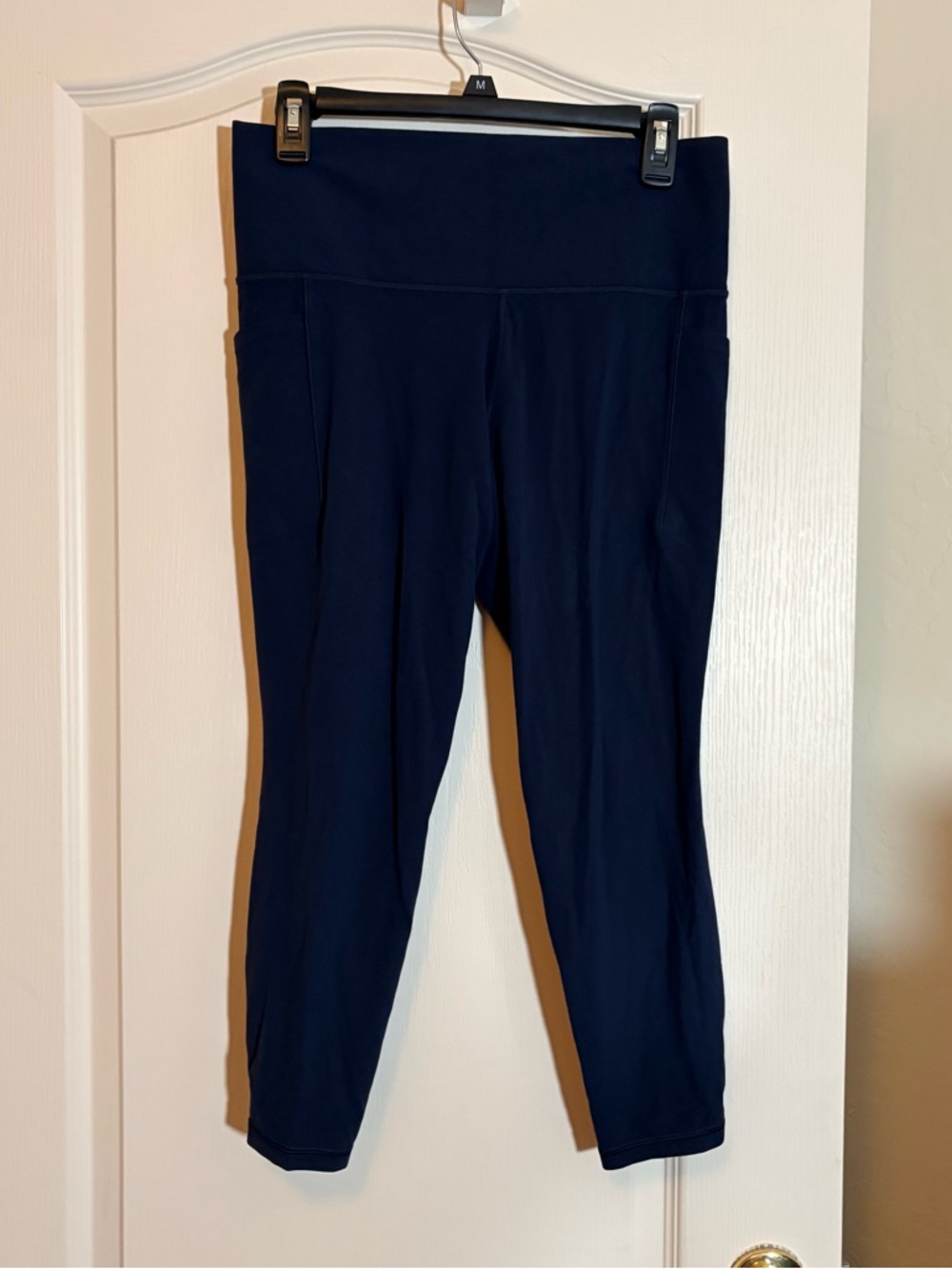 Athleta Salutation Stash 7/8 Tight leggings. Excellent. Sz Large.